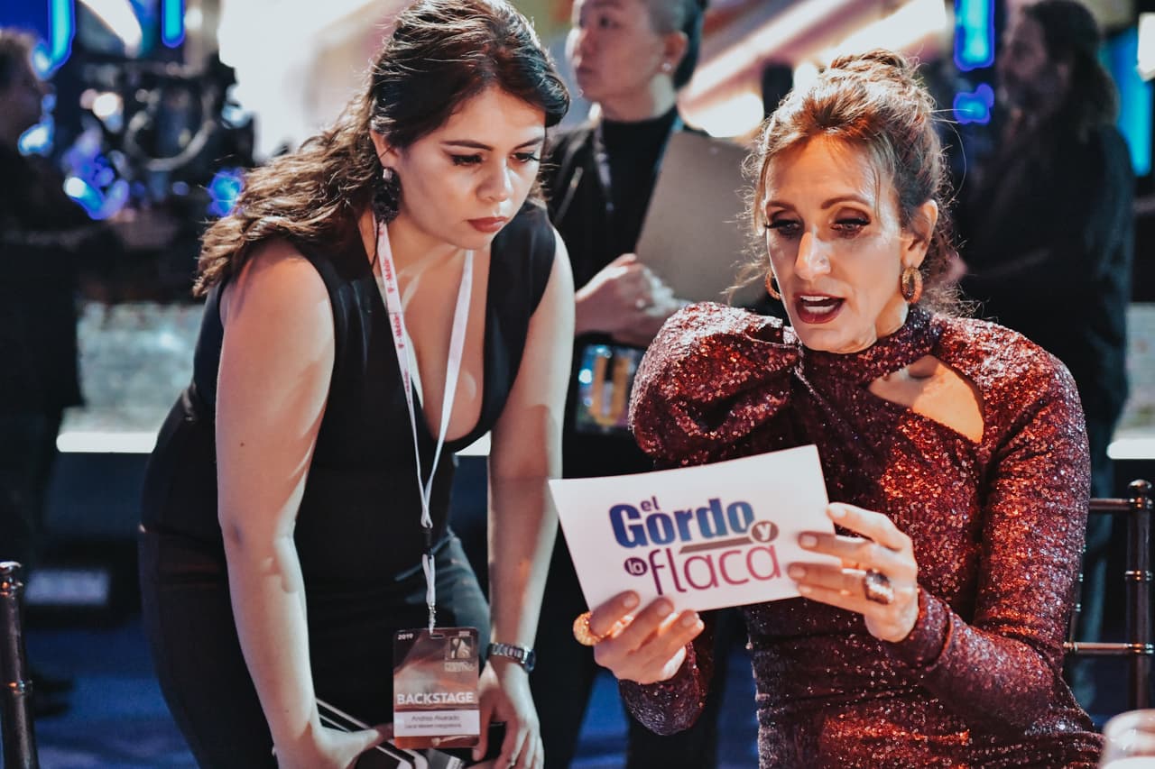 Durante la cena, Lili Estefan no dejó de estar al pendiente de todo lo relacionado con El Gordo y la Flaca.
<br>