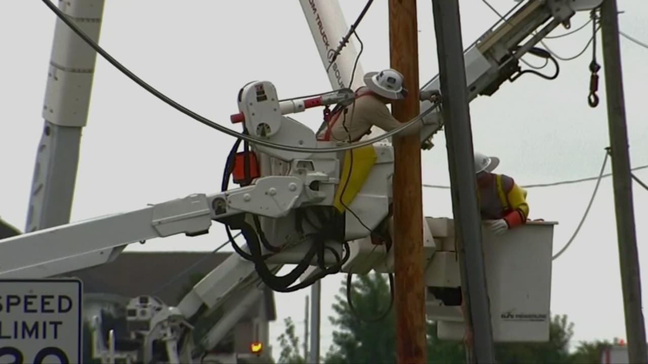 Tormentas dejan a más de 70,000 usuarios sin electricidad en Indiana