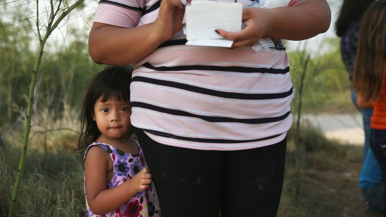 Abogados denuncian que no para el flujo de migrantes en centros de detención de ICE