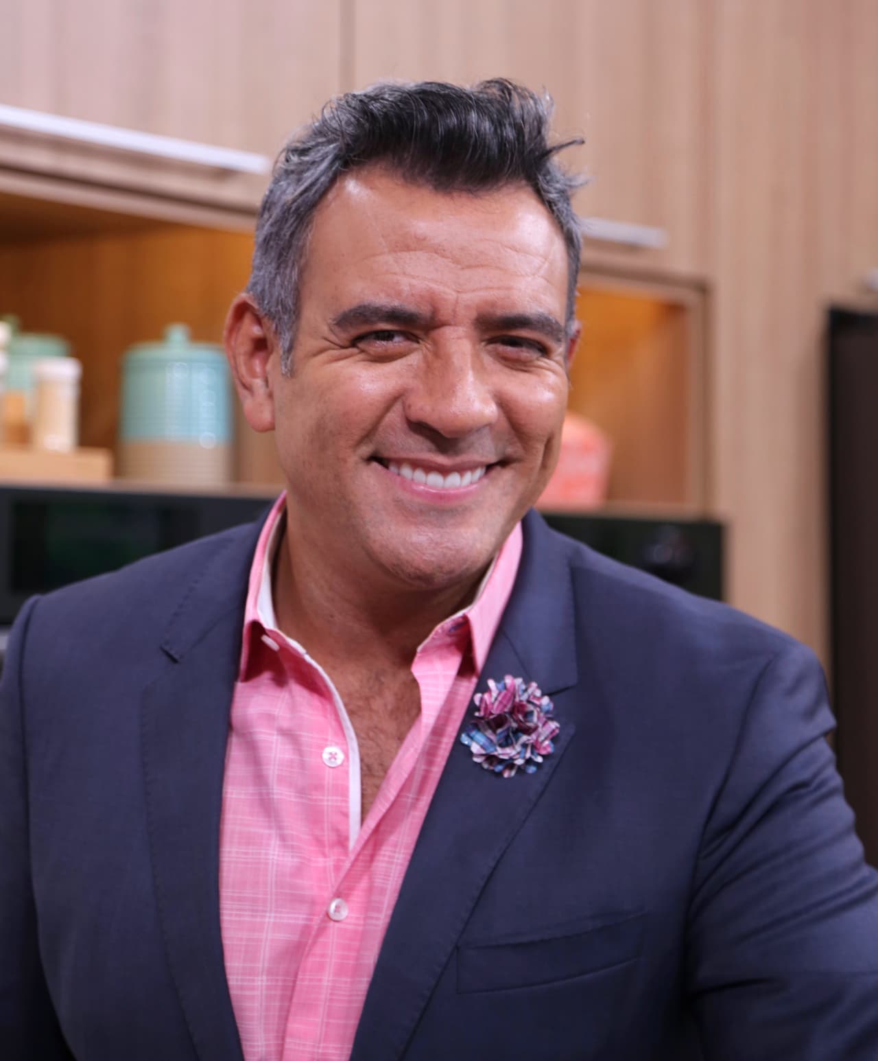 El 20 de julio 
<b><a href="https://www.univision.com/famosos/es-diabetica-tuvo-cancer-es-hipertensa-la-mama-de-hector-sandarti-supero-el-coronavirus-a-los-86-anos-video" target="_blank">Héctor Sandarti</a></b> reveló que su madre de 86 años estuvo enferma del virus y pudo superarlo. El conductor agradeció el apoyo que recibió. 
<br>