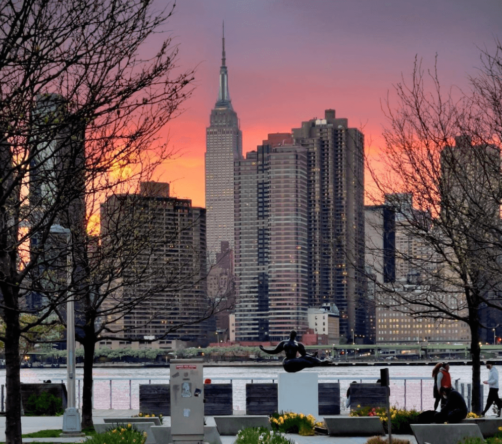 <a href="https://parks.ny.gov/parks/149/details.aspx">Gantry Plaza State Park</a>- Nueva York de noche