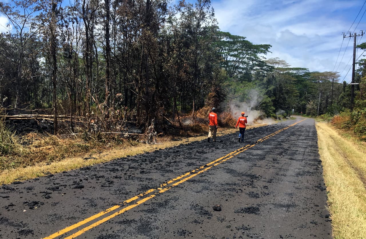 Las autoridades hawaianas indicaron que las viviendas destruidas se encuentran en las zonas donde la roca fundida, los gases tóxicos y el vapor han estado saliendo de fisuras volcánicas.