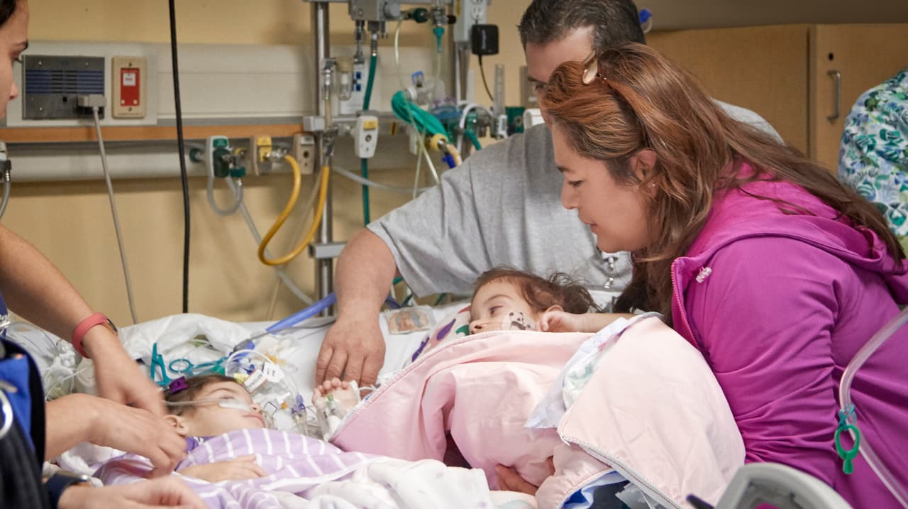 Las niñas han estado cada una en una cama diferente en el hospital desde que fueron separadas. La operación empezó el 6 de diciembre pero concluyó durante la madrugda del día siguiente.