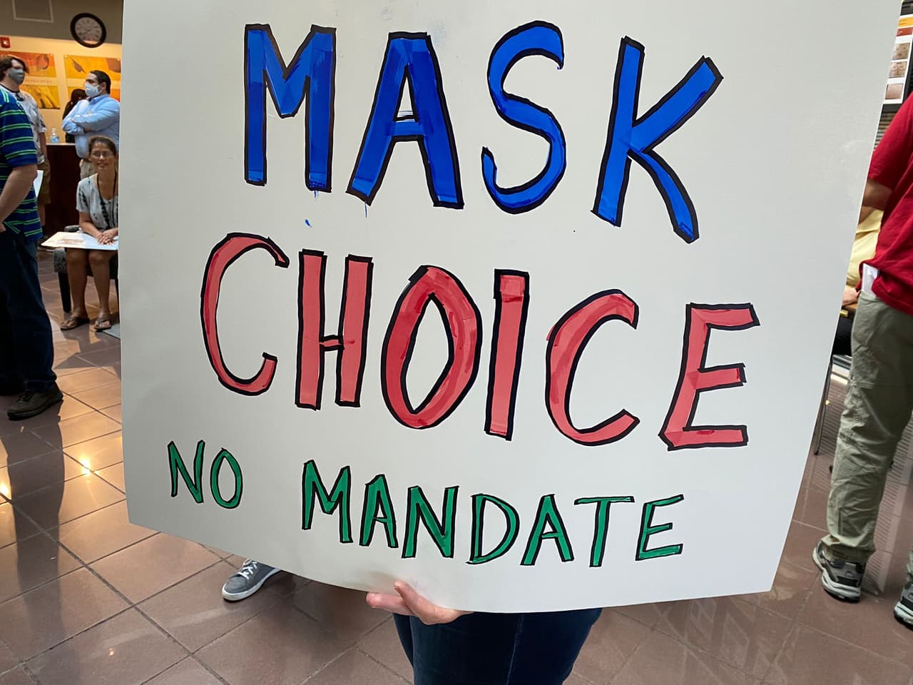 Unos pedían al distrito no hacer obligatorio el uso de la mascarilla en las escuelas.
<br>