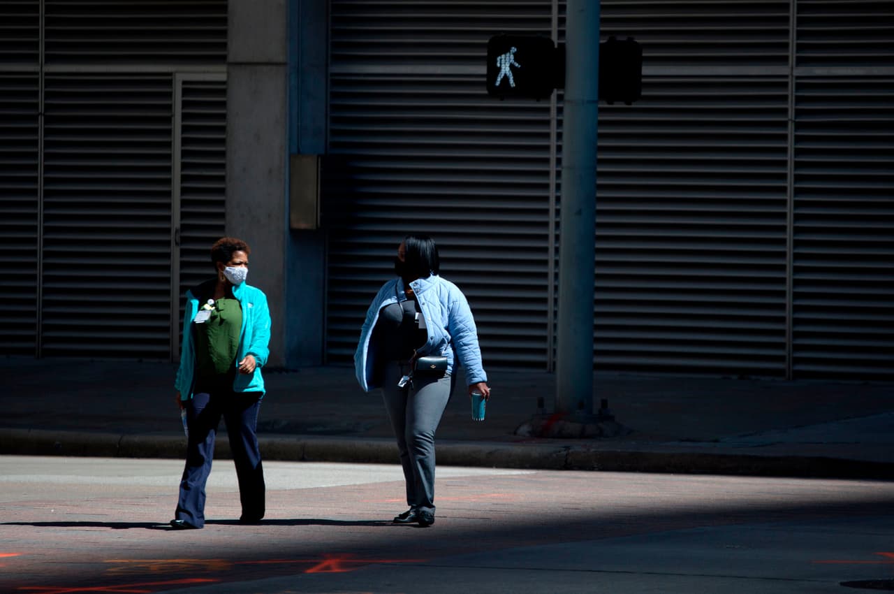 De acuerdo con la ley estatal, todos los casos en los que un peatón cruza una carretera sin una intersección cuentan como cruzar imprudentemente.