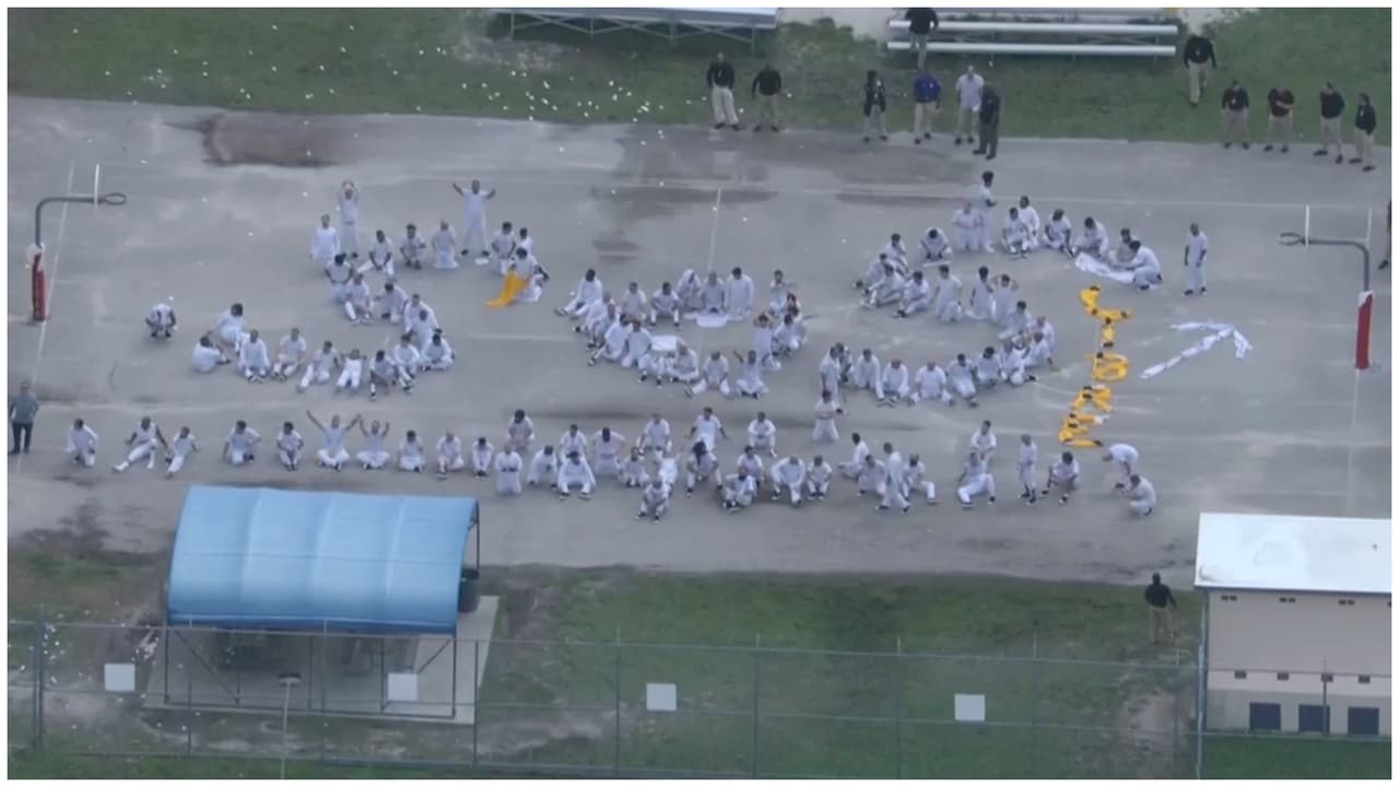 Detenidos piden ayuda desde el patio de la cárcel de migrantes de Krome en Miami-Dade