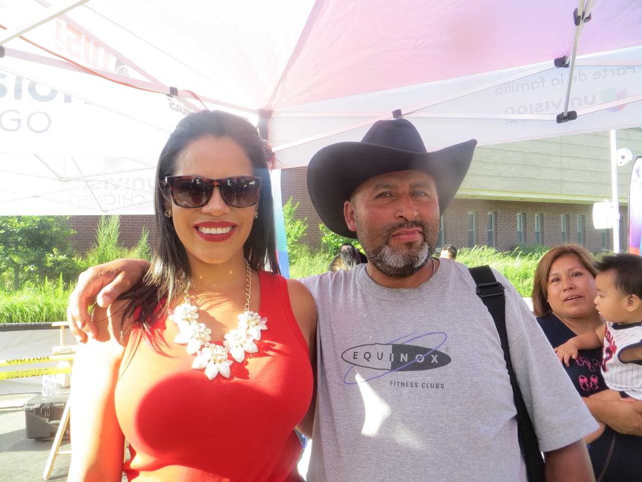 Y hablando del clima, Erika nos adelantó que el tiempo viene muy veraniego, así que lleva protector solar.