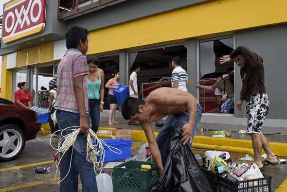 Autoridades en Cabo San Lucas afirmaron plan de seguridad con 'mano dura' condra los saqueos en las zonas devastadas por el paso de Odile. Gobierno de Estados Unido habilitó los siguientes números de contacto para información relativa a ciudadanos americanos extraviados en el área de la península de Baja California en México. Desde U.S. & Canada: 1-888-407-4747 Desde el extragero: 1 202-501-4444 Email: OdileEmergencyUSC@state.gov