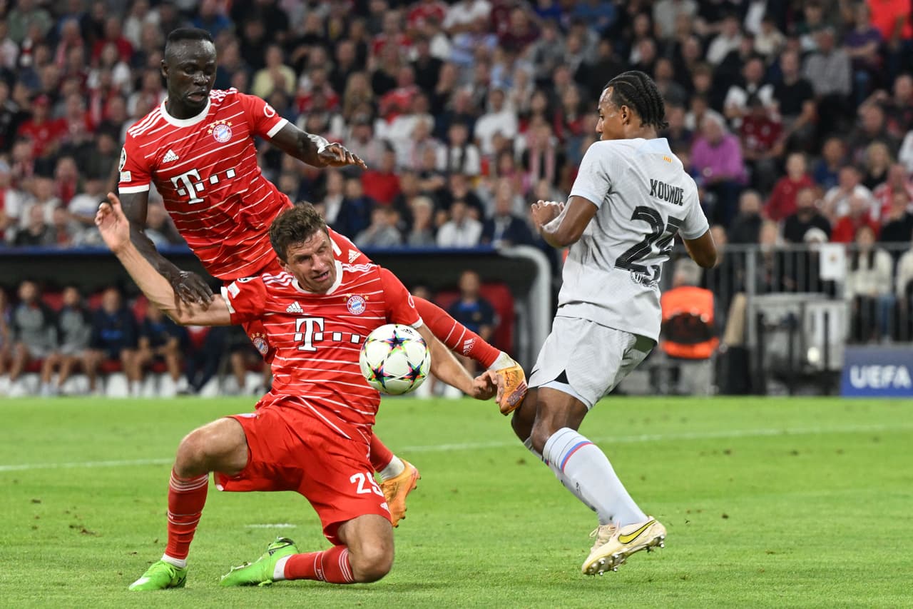 Bayern venció al Barcelona con los goles de Lucas Hernández y Leroy Sané, en el regreso de Robert Lewandowski a la Allianz Arena.