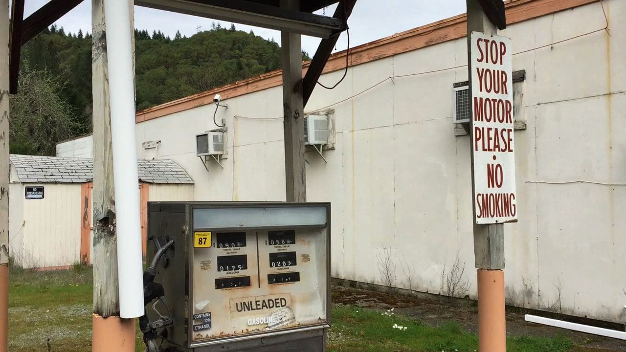 Una bomba de gasolina abandonada en el centro.
<b> El precio de venta de 3.5 millones incluye la gasolinera, seis casas y el mercado de artículos generales local.</b> Además, el comprador obtiene las tierras de la oficina de correos, terrenos sin desarrollar, derechos del agua y la infraestructura existente incluídas aceras, hidrantes y una central eléctrica.