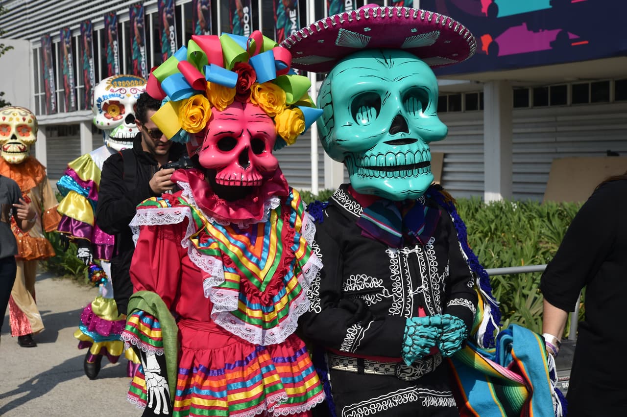 Los disfraces típicos de la tradicional celebración del Día de los Muertos se tomó la previa del Gran Premio de México en la Fórmula 1, con un colorido que le dio un condimento especial.