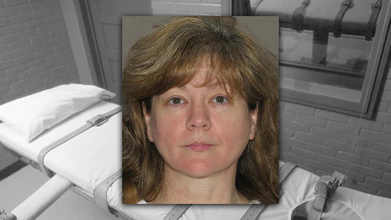 <b>Kimberly Cargill</b>, de 52 años, fue condenada a pena de muerte en mayo de 2012 luego de que la hallaran culpable del asesinato en 2010 de una mujer que sufría discapacidad mental y era la niñera de su hijo. Según registros judiciales, la convicta enfrentaba cargos por lastimar a su propio hijo, quien tenía 4 años al momento, y para evitar que la niñera testificara en su contra, la asesinó. “La llevó en su auto hasta un camino rural, la roció con un líquido inflamable y le prendió fuego a sus ropas. Luego se fue de la escena”, según los registros del 
<a href="https://www.tdcj.texas.gov/death_row/dr_info/cargillkimberly.html" target="_blank">Departamento de Justicia Penal de Texas</a>.