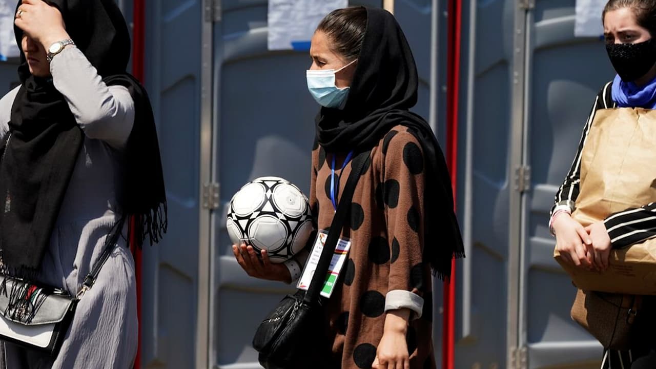 La selección de fútbol femenino juvenil afgana escapa a Pakistán