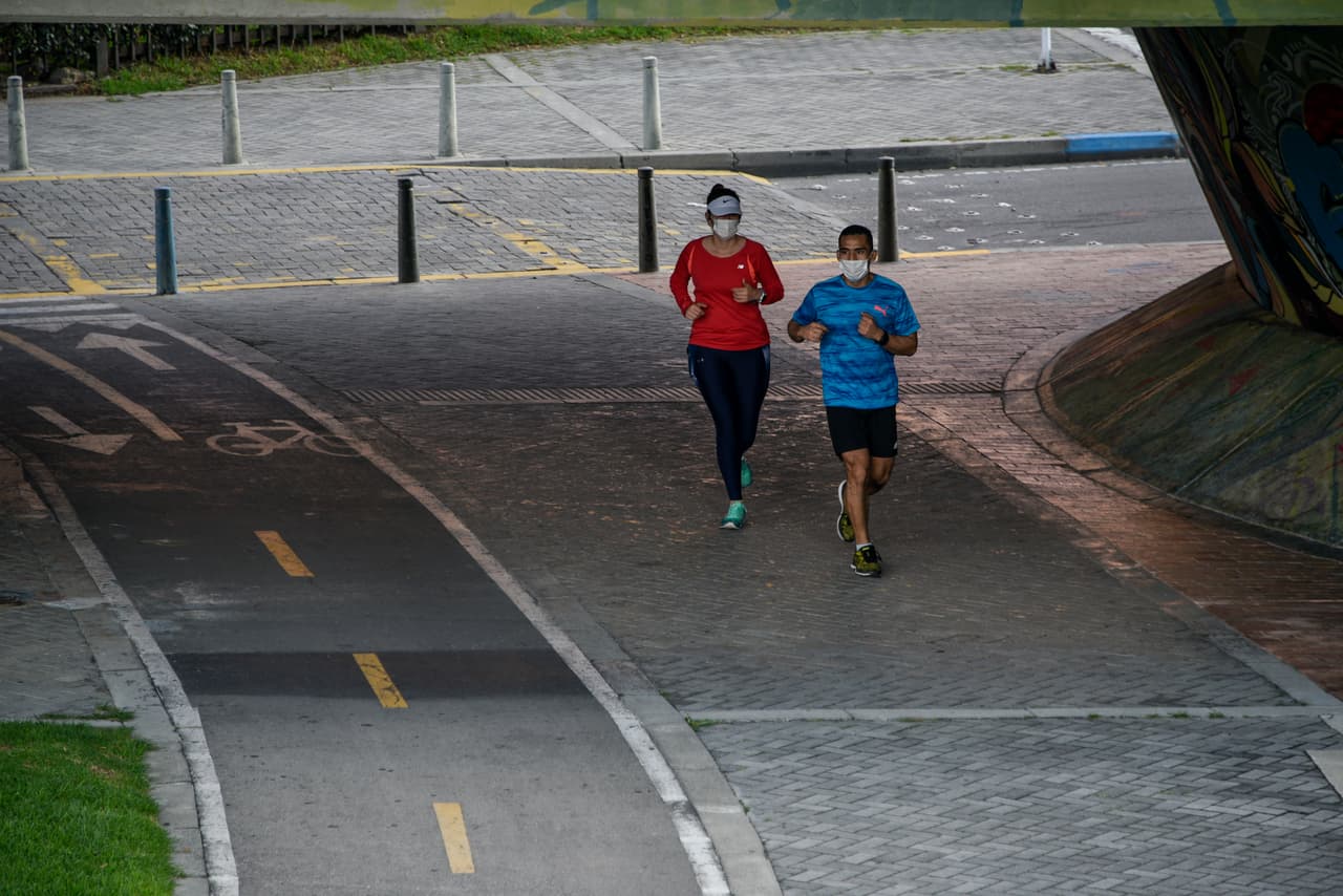 Tener una oxigenación adecuada durante el ejercicio es importante para que la sangre pueda "abastecer nuestros músculos sin mayor problema", dice Pérez. El oxímetro de pulso debe ser adecuado para tomar las medidas en personas que se encuentran en movimiento.
