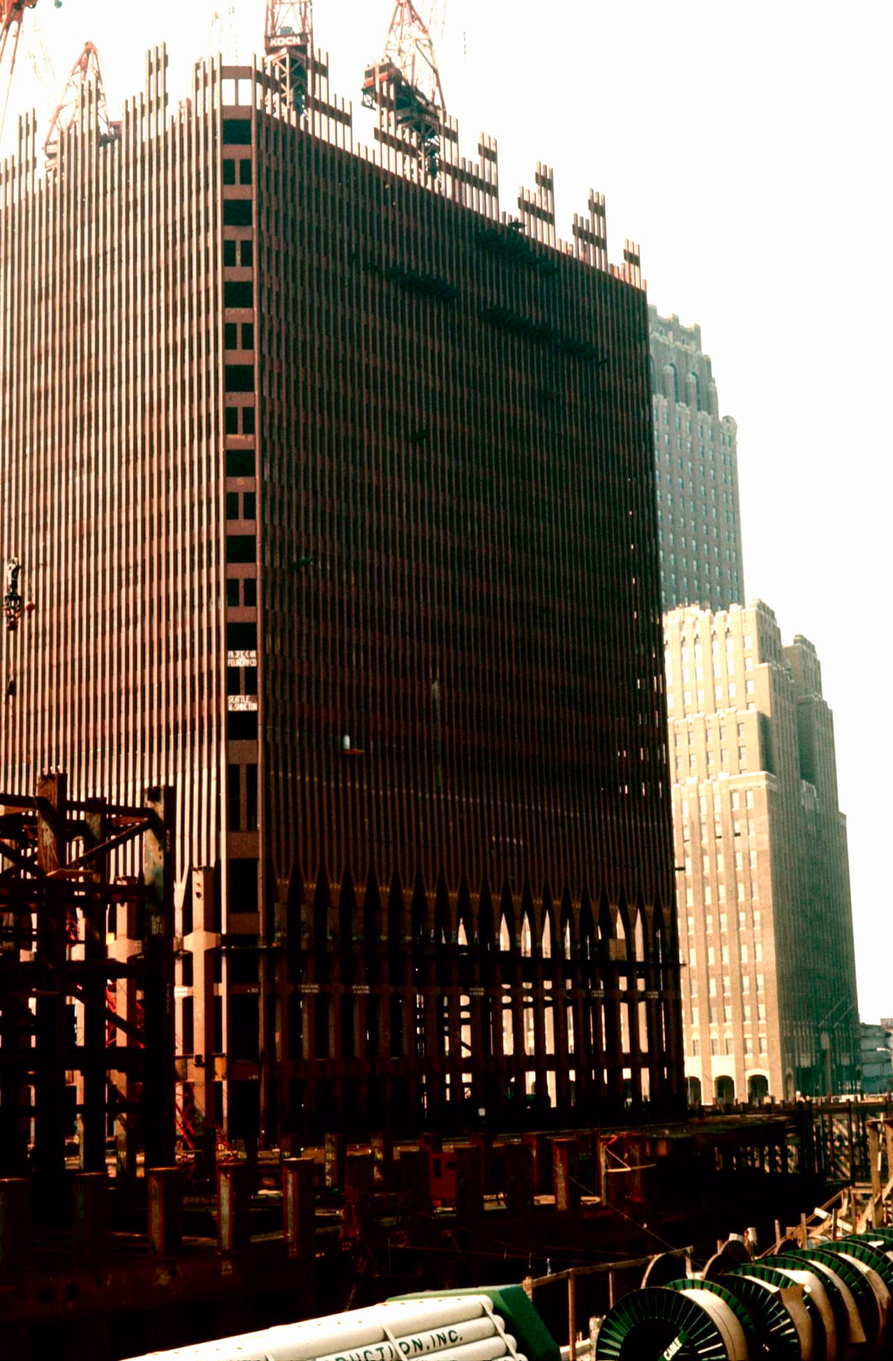 El acero expuesto durante la construcción del edificio en 1969. El calor no derritió el metal de la estructura, pero la debilitó. “Cuando las vigas de los pisos más quemados cedieron y las columnas comenzaron a arquearse hacia afuera, los pisos por encima de ellas cayeron”, 
<a href="https://www.areametalurgia.com/post/por-qu%C3%A9-se-derrumbaron-las-torres-gemelas"><u>explica el portal ‘Area Académica de Metalurgia</u></a>’. De allí en adelante la estructura colapsó como piezas de dominó. 
<br>