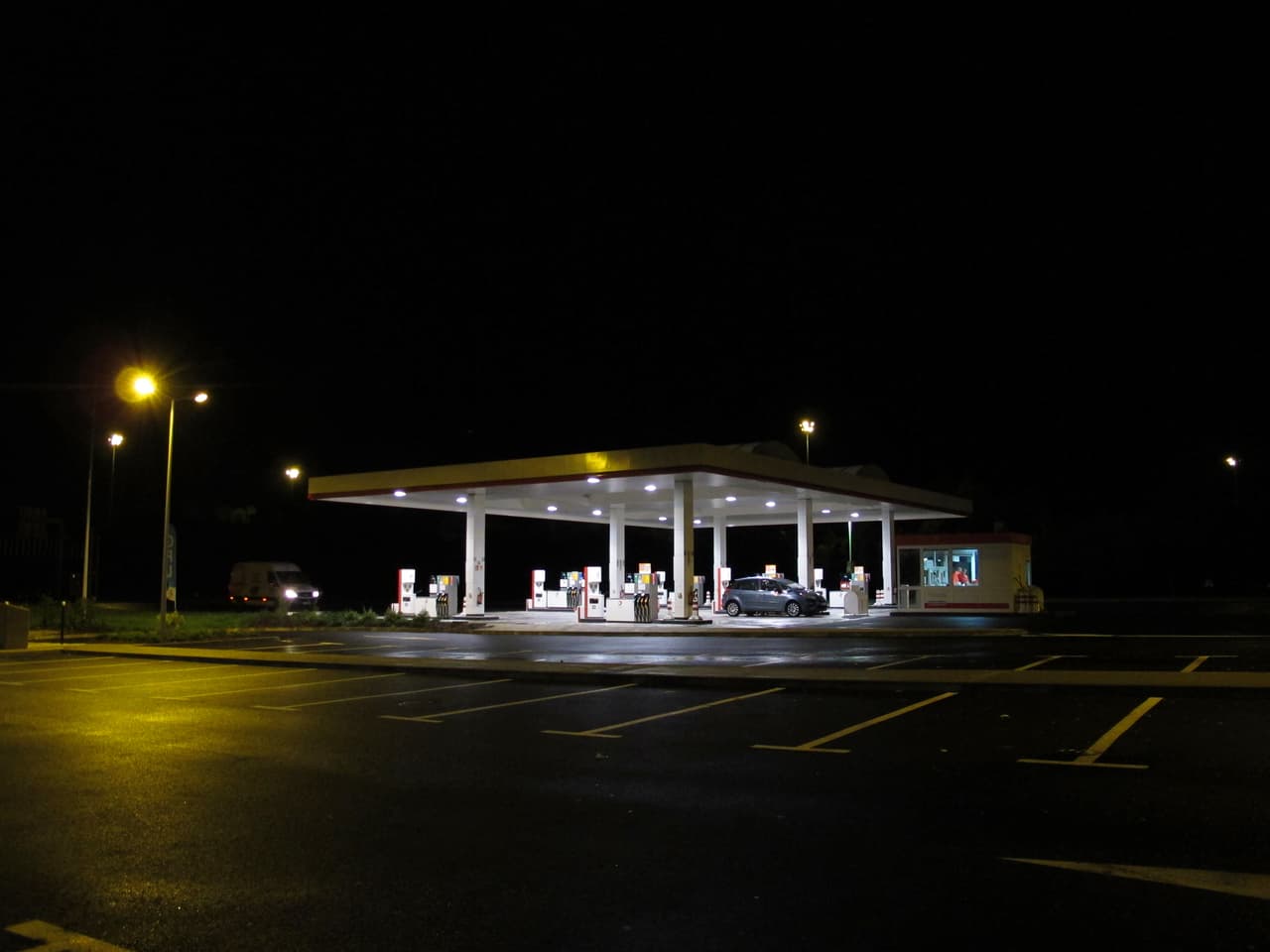 <b>Carga combustible en la noche</b>
<br>Las gasolineras aumentan sus precios durante el día, cuando la gente tiene actividad y usa más su auto. Cuando llega la medianoche, y por lo regular hasta que amanece, vuelven a bajar los precios para atraer al público. Cambiar la hora de compra de combustible representará un ahorro.