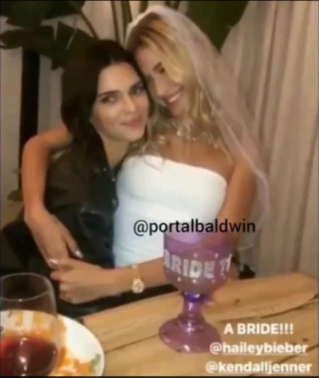 La celebración incluyó a varias amigas de la joven, 
<b><a href="https://www.univision.com/famosos/sin-justin-bieber-hailey-baldwin-y-kendall-jenner-se-asolean-y-disfrutan-de-sus-vacaciones-en-jamaica-fotos" target="_blank">entre ellas Kendall Jenner</a></b> (con ella en la foto), la estilista Maeve Reilly y la surfista Kelia Moniz. Algunas de ellas publicaron imágenes de la celebración en sus cuentas de Instagram.
