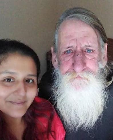 Mujer utiliza su premio de lotería en ayudar a un desamparado