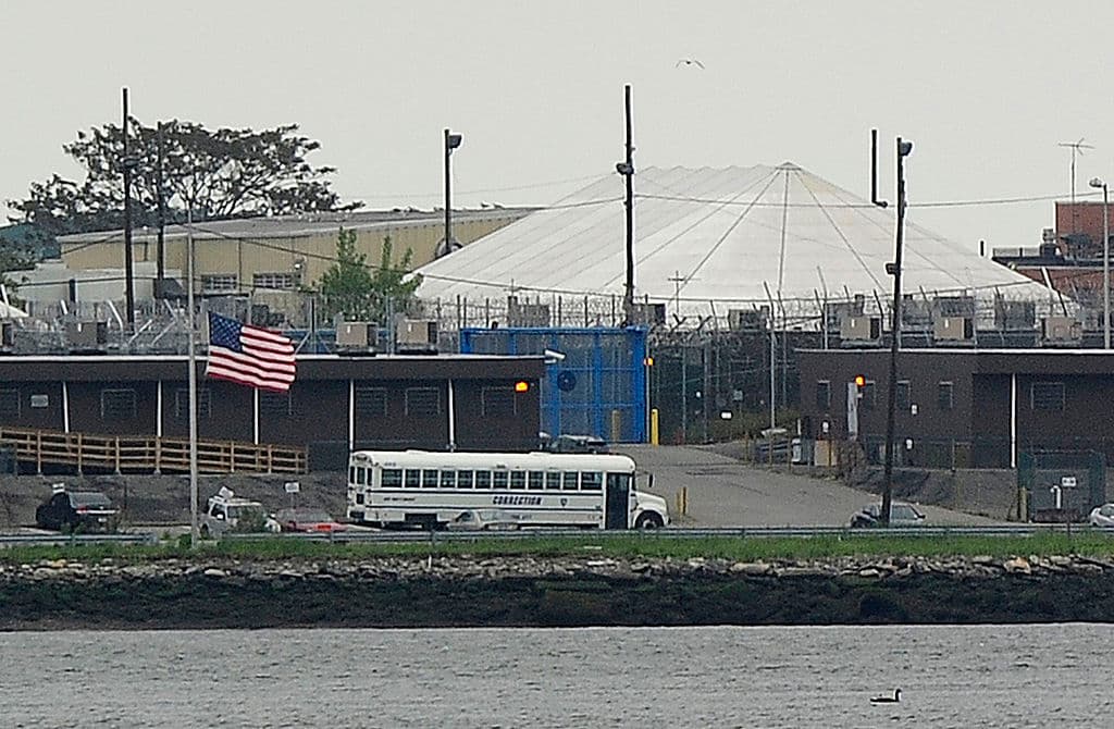 Rikers Island le ha pertenecido a la ciudad de Nueva York desde los años 1880 y a través de la historia, entre sus presos más notables han estado el asesino de John Lennon, 
<a href="http://www.univision.com/nueva-york/wxtv/personas/john-lennon/el-asesino-de-john-lennon-pidio-la-libertad-condicional-y-por-novena-vez-le-responden-no" target="_blank"><b>Mark David Chapman</b></a>, el rockero Sid Vicious, los raperos DMX y Tupac Shakur, el asesino en serie David Berkowitz (conocido como "El hijo de Sam") y el exdirector del Fondo Monetario Internacional, Dominique Strauss-Kahn. (Emmanuel Dunand/AFP/Getty Images)