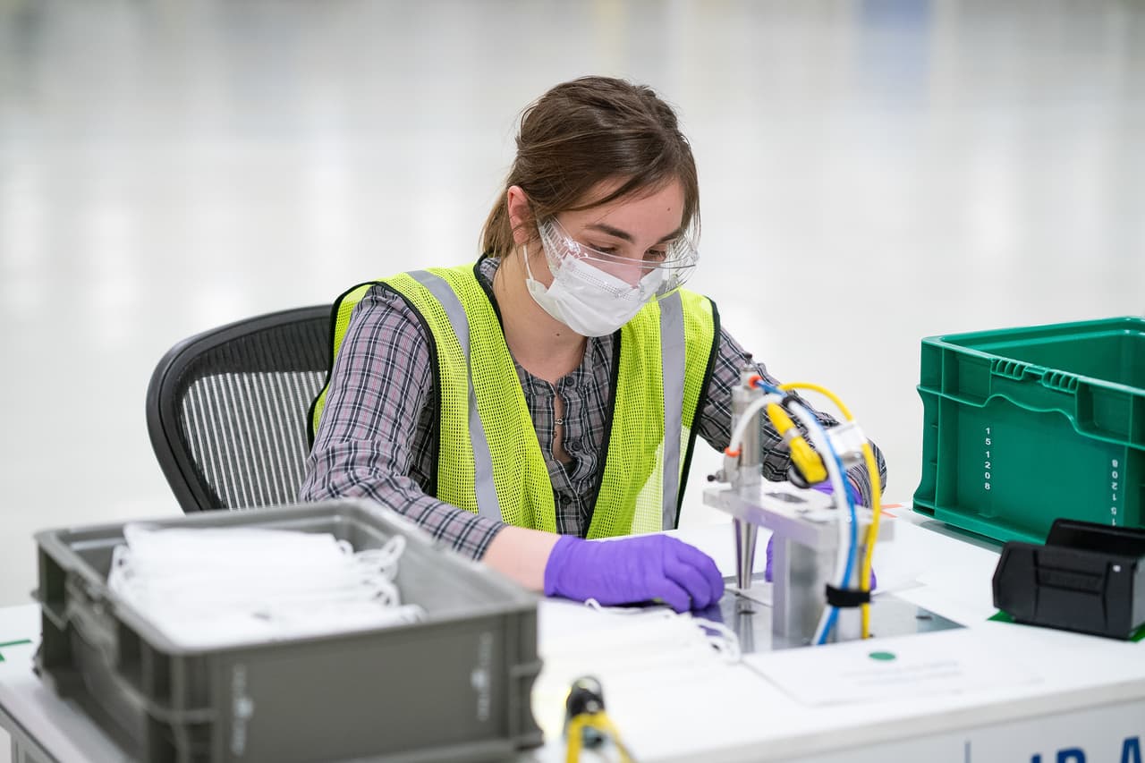 Ingenieros y técnicos de General Motors configuran y prueban las máquinas para fabricar máscaras faciales de Nivel 1.