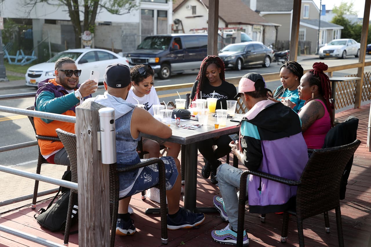 Un grupo de amigos disfruta de su comida en Hurricane Harry en Freeport. Los restaurantes de Long Island fueron permitidos abrir con servicio al aire libre esta semana.