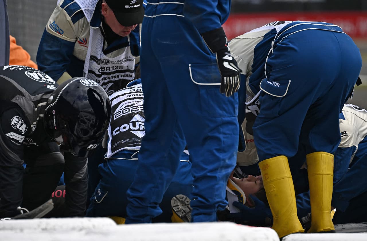 El GP de Gran Bretaña se vio interrumpido poco después de darse la salida a causa de un accidente que afectó a varios pilotos.