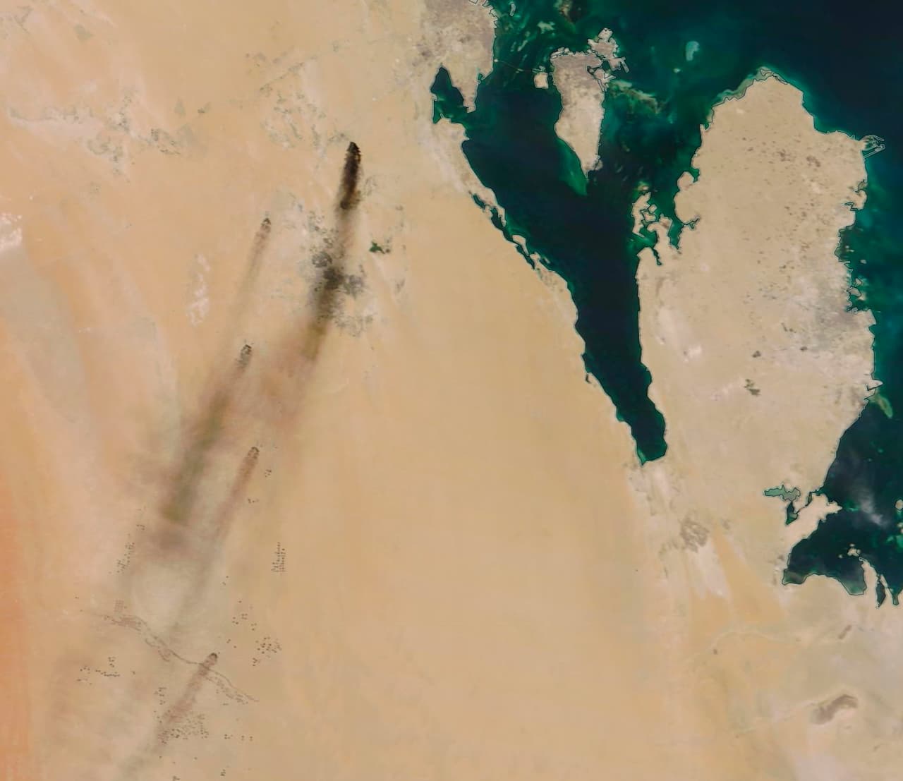 En esta imagen satelital proporcionada por NASA Worldview, se muestran los incendios provocados por un ataque con drones reivindicado por los rebeldes yemeníes en dos importantes instalaciones petroleras en el este de Arabia Saudí.