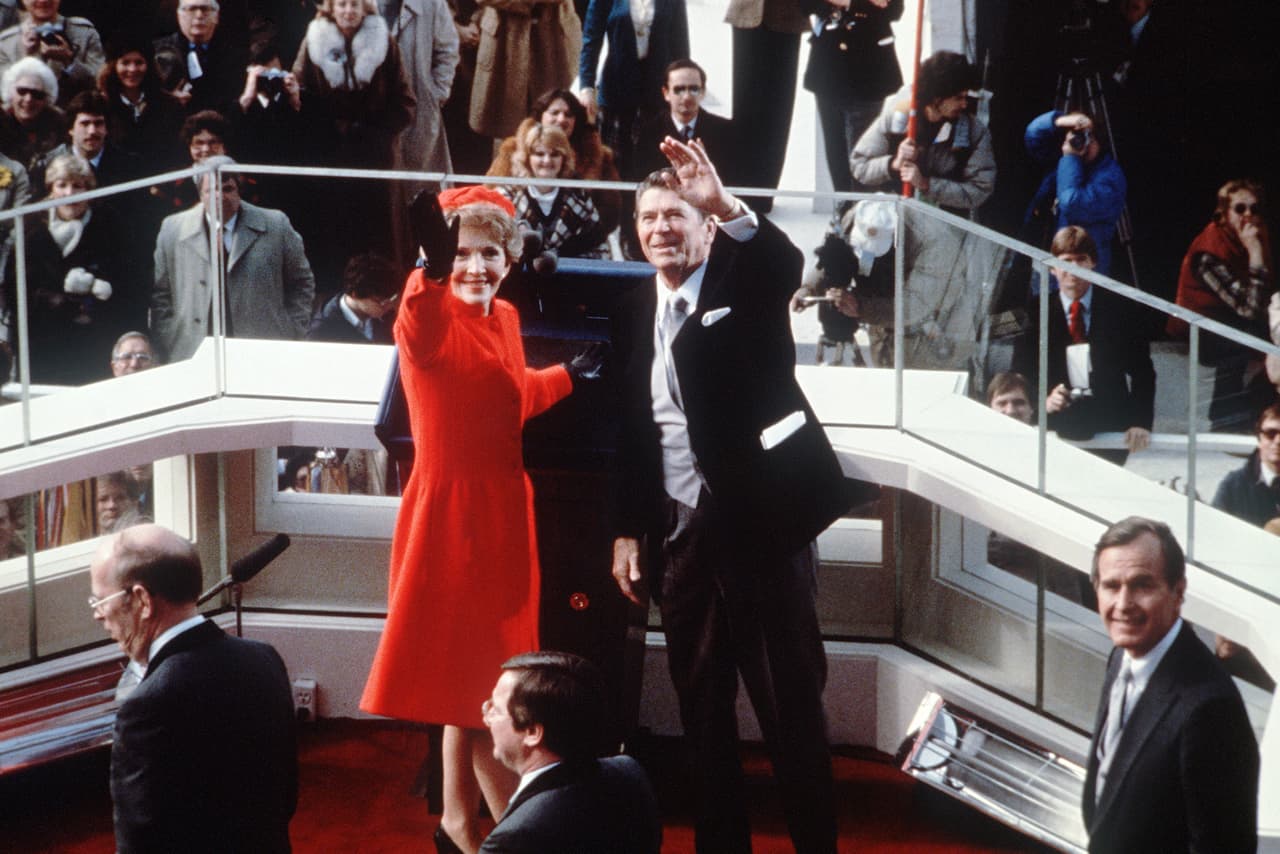 Que relacionemos a Nancy Reagan con el rojo se debe a que desde su vestido para acompañar al juramente de su esposo en 1981, este fue el color que la caracterizó. Lejos de los pronósticos, su elección de estilo para el baile inaugural fue un sofisticado y sencillo traje color crema.