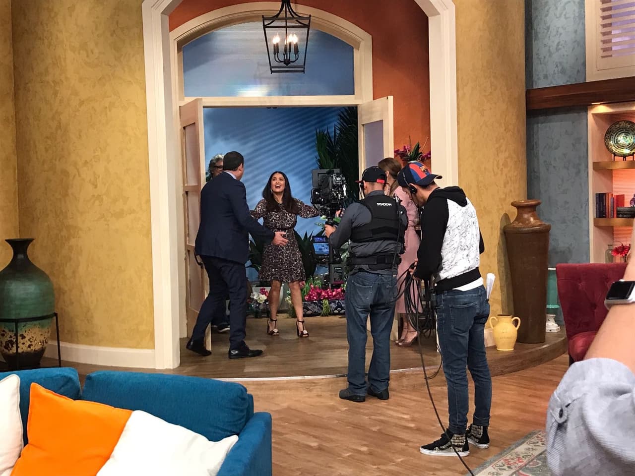 Comenzamos la semana dándole la bienvenida a unos invitados de lujo, Salma Hayek y el director Miguel Arteta.