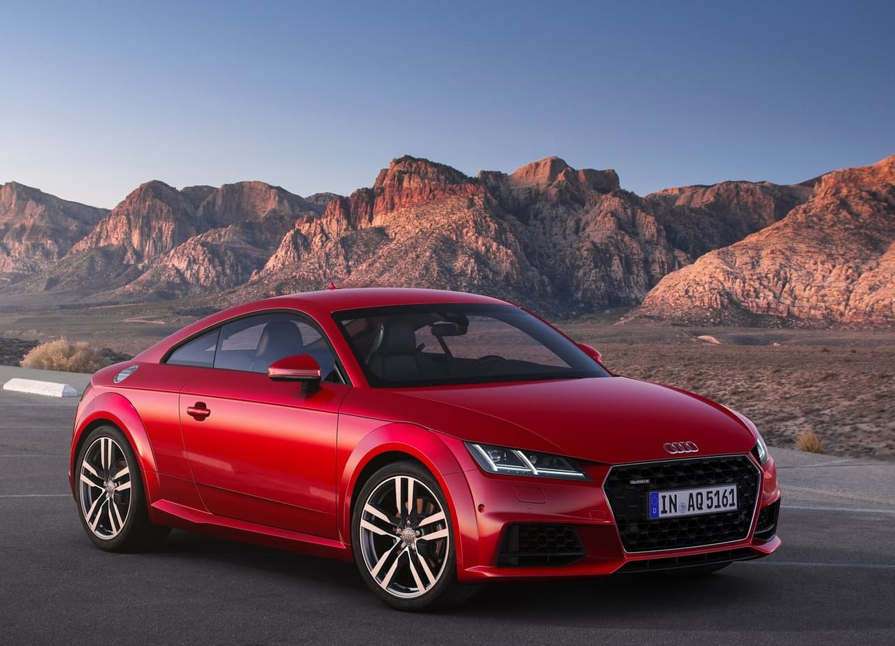 <h3 class="cms-H3-H3"><b>Audi TT</b></h3>
<br>
<br>Una combinación grandiosa entre diversión y estilo. Desde su lanzamiento en 1998, este joven modelo ha revolucionado el segmento de los deportivos a base de innovaciones y una estética impecable. Sin embargo, para algunos este modelo se ha quedado relegado en materia de conducción, razón por la cual es parte de los ‘carros que odian’. 
<br>