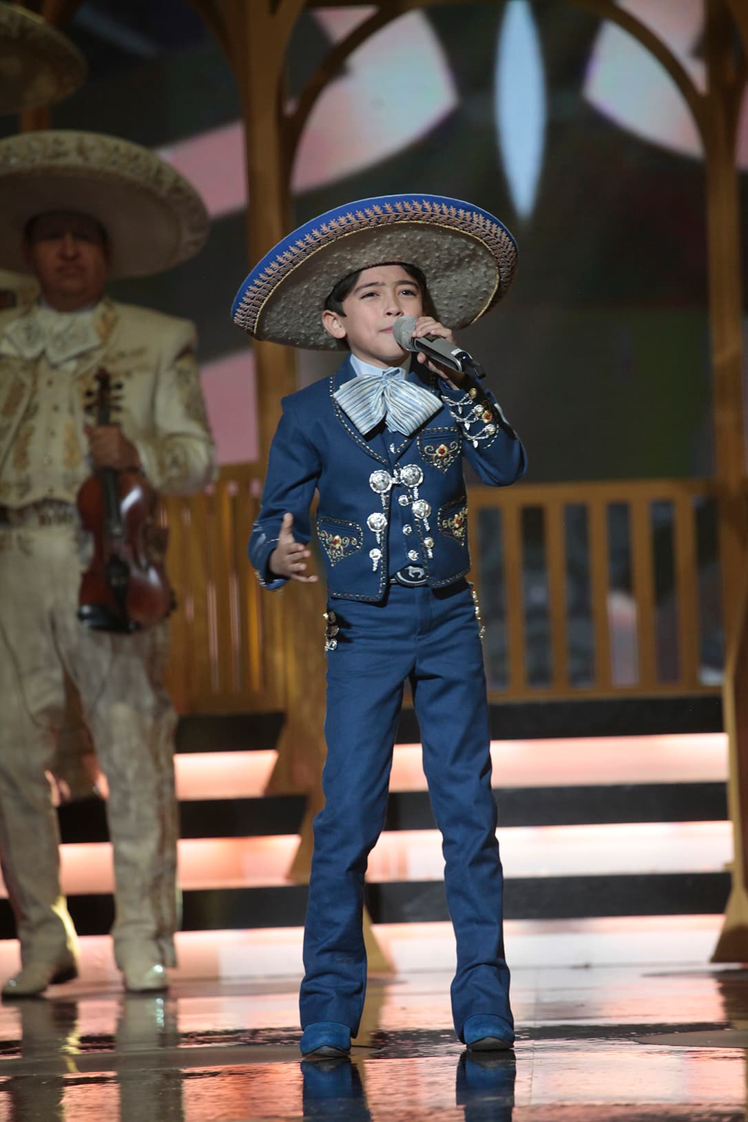 Para la octava gala, Kevin, del escuadrón 'Sarilú y las Bombas', destacó al interpretar un tema del género regional mexicano.