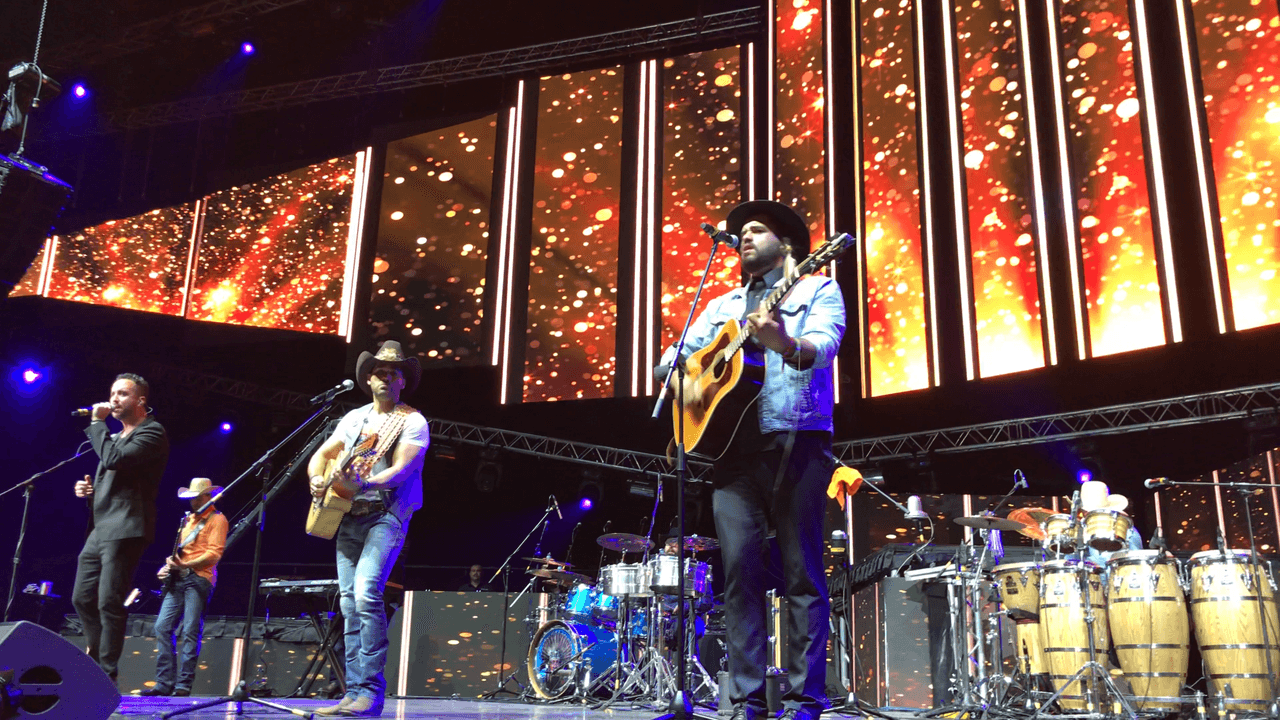 El público, además de disfrutar de los éxitos de La Leyenda, se deleitó con la presencia de invitados como Los Hermanos Caballero, 'Pecas' y Richie del grupo Becerros y los chavos de Kinki.