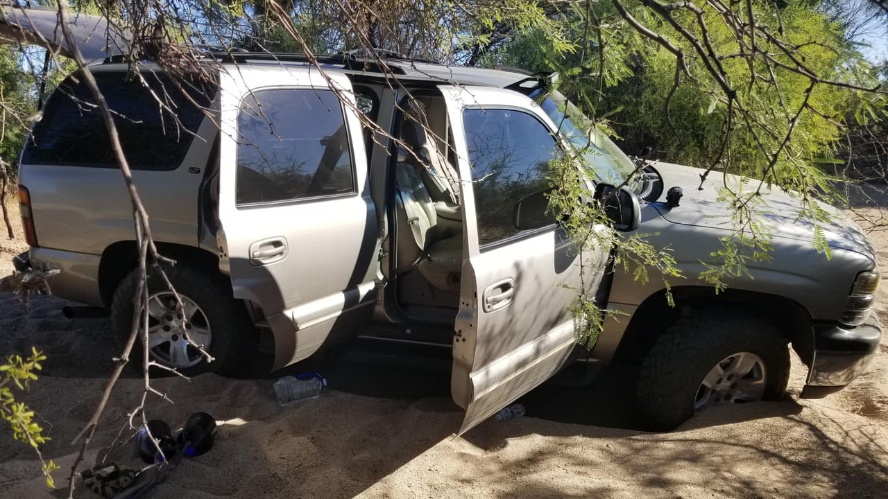 El conductor no cedió y condujo fuera de la carretera hasta que la arena profunda detuvo el vehículo. Varias personas huyeron de inmediato al desierto.