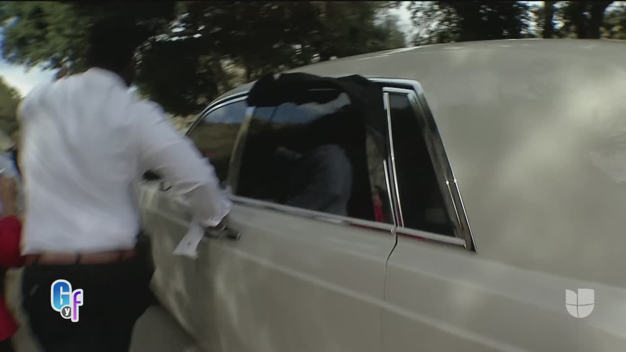 La celebración continuó en un rancho donde la prensa ya los esperaba. La hija de Jenni Rivera y su esposo llegaron a bordo de su auto de lujo, pero no se les pudo ver debido a que cubrieron las ventanas con pedazos de tela negra.