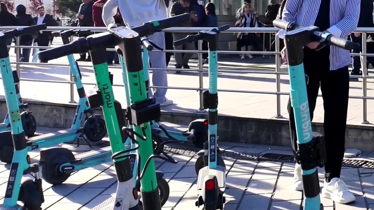 Orange busca sancionar a menores por manejar e-bikes y scooters peligrosamente