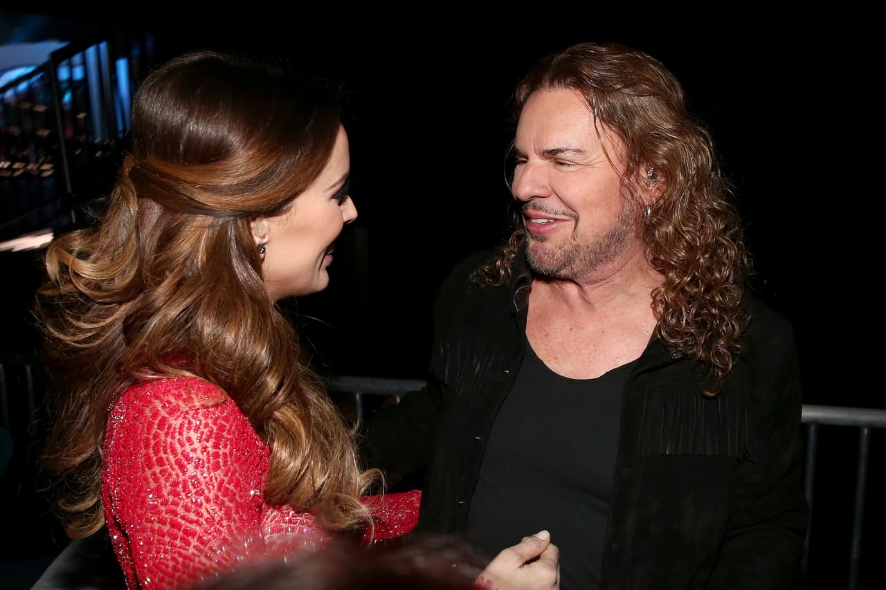 Jacky no dudó en saludar con beso y abrazo a Fhér de Maná.