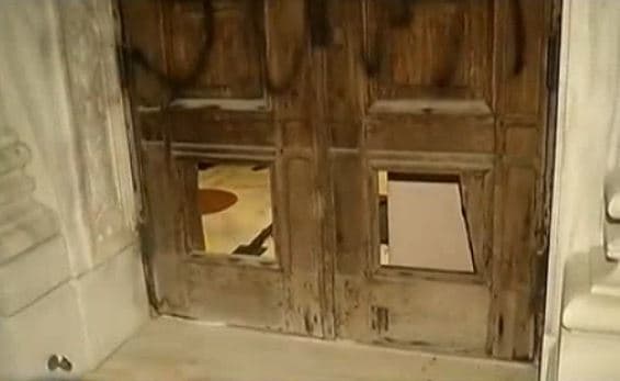 Los actos de vandalismo ocurrieron luego de un día de alta tensión y enfrentamientos en la casa de las leyes donde maestros y líderes magisteriales llegaron a protestar contra proyecto que aseguran busca privatizar el sistema de enseñanza pública en el País.