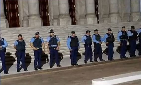 Los actos de vandalismo ocurrieron luego de un día de alta tensión y enfrentamientos en la casa de las leyes donde maestros y líderes magisteriales llegaron a protestar contra proyecto que aseguran busca privatizar el sistema de enseñanza pública en el País.