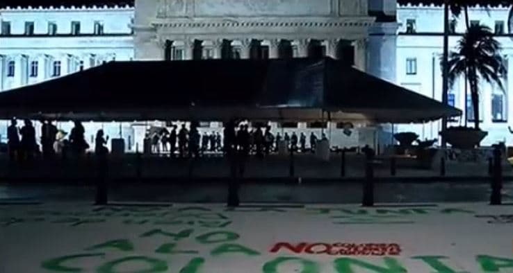 Los actos de vandalismo ocurrieron luego de un día de alta tensión y enfrentamientos en la casa de las leyes donde maestros y líderes magisteriales llegaron a protestar contra proyecto que aseguran busca privatizar el sistema de enseñanza pública en el País.