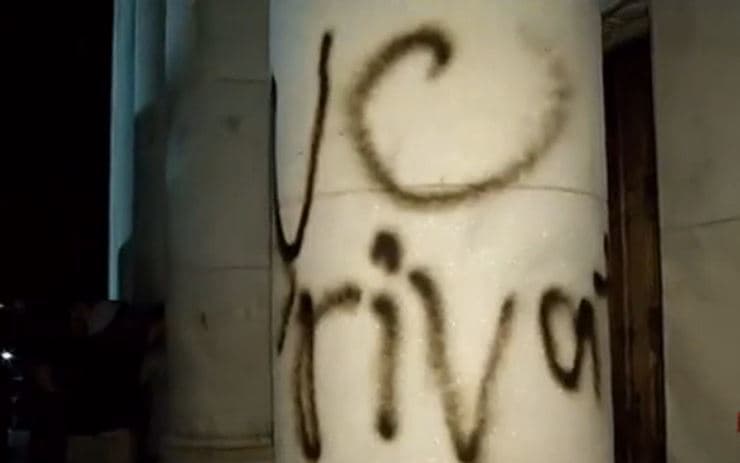 Los actos de vandalismo ocurrieron luego de un día de alta tensión y enfrentamientos en la casa de las leyes donde maestros y líderes magisteriales llegaron a protestar contra proyecto que aseguran busca privatizar el sistema de enseñanza pública en el País.