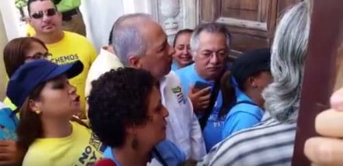 Los actos de vandalismo ocurrieron luego de un día de alta tensión y enfrentamientos en la casa de las leyes donde maestros y líderes magisteriales llegaron a protestar contra proyecto que aseguran busca privatizar el sistema de enseñanza pública en el País.