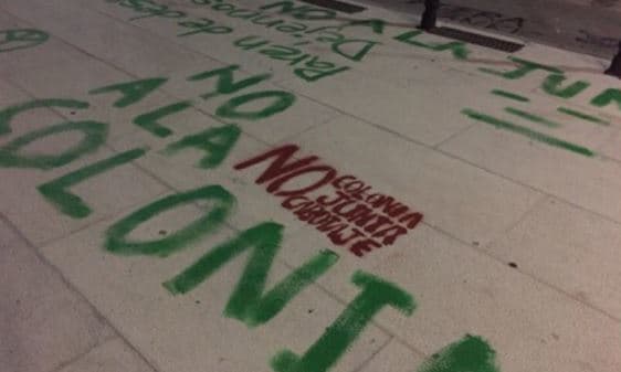 Los actos de vandalismo ocurrieron luego de un día de alta tensión y enfrentamientos en la casa de las leyes donde maestros y líderes magisteriales llegaron a protestar contra proyecto que aseguran busca privatizar el sistema de enseñanza pública en el País.