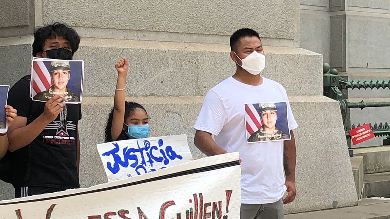 “Hay muchos casos como este, de abuso sexual, que estan cubiertos y queremos que tambien abran investigaciones en estos casos”, indicó Erik Vargas quien portaba una foto de Guillén. 
<br>