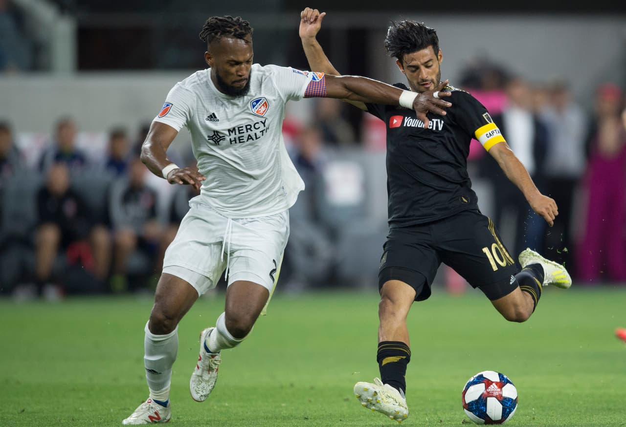 El defensa Kendall Waston (izquierda) buscó contener los intentos de Carlos Vela (derecha) en busca del segundo gol de la noche para LAFC.