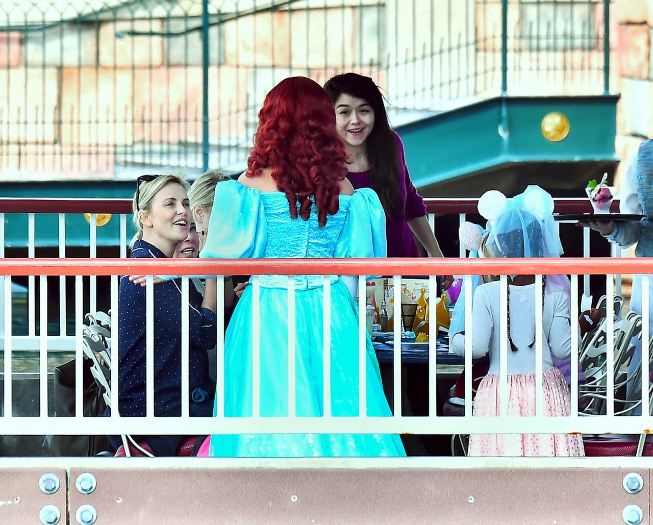 Charlize les sacó fotos a sus chiquitos con ellas.