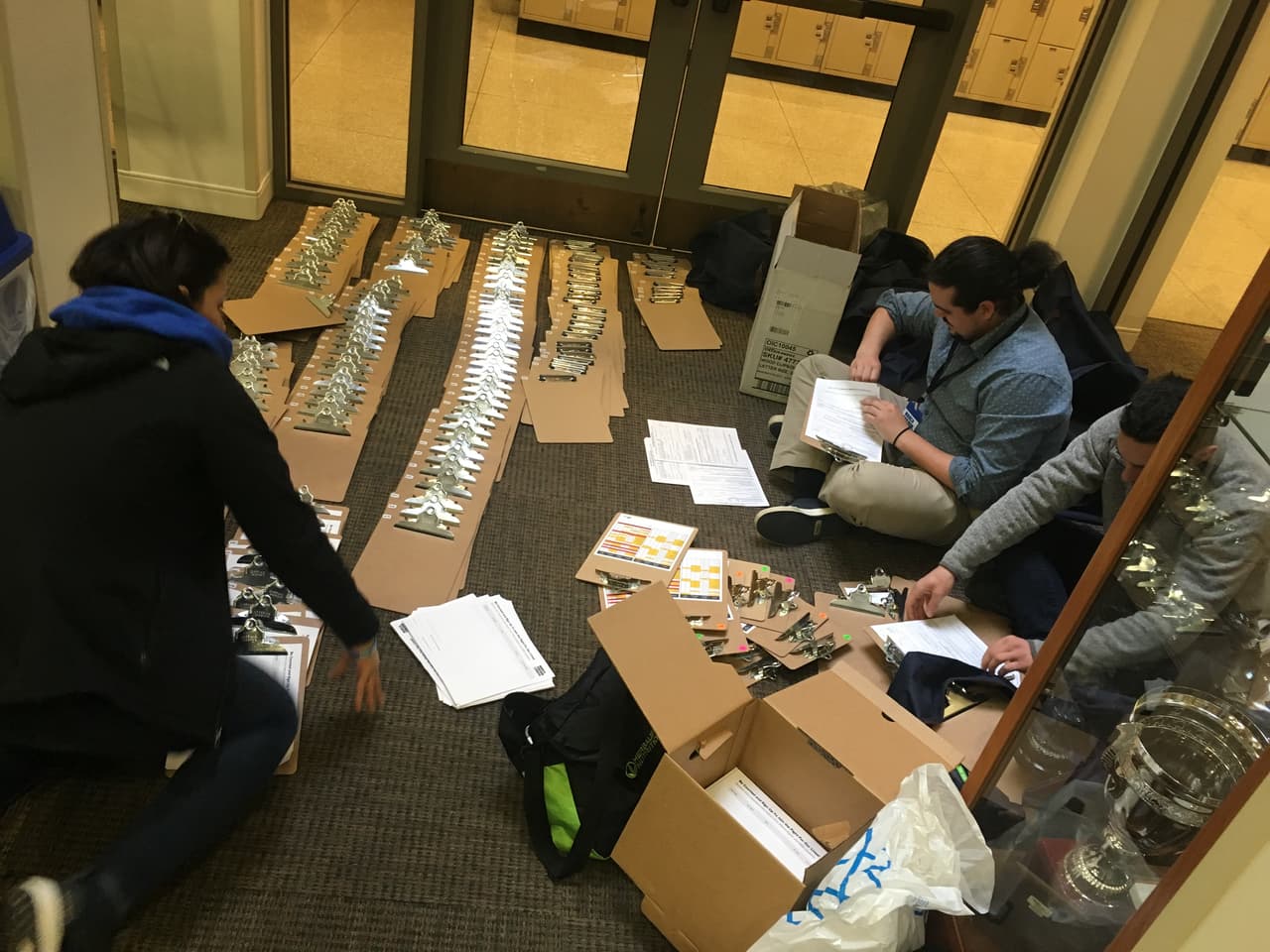 Voluntarios entregaron información de cómo votar en muchas marchas del país.