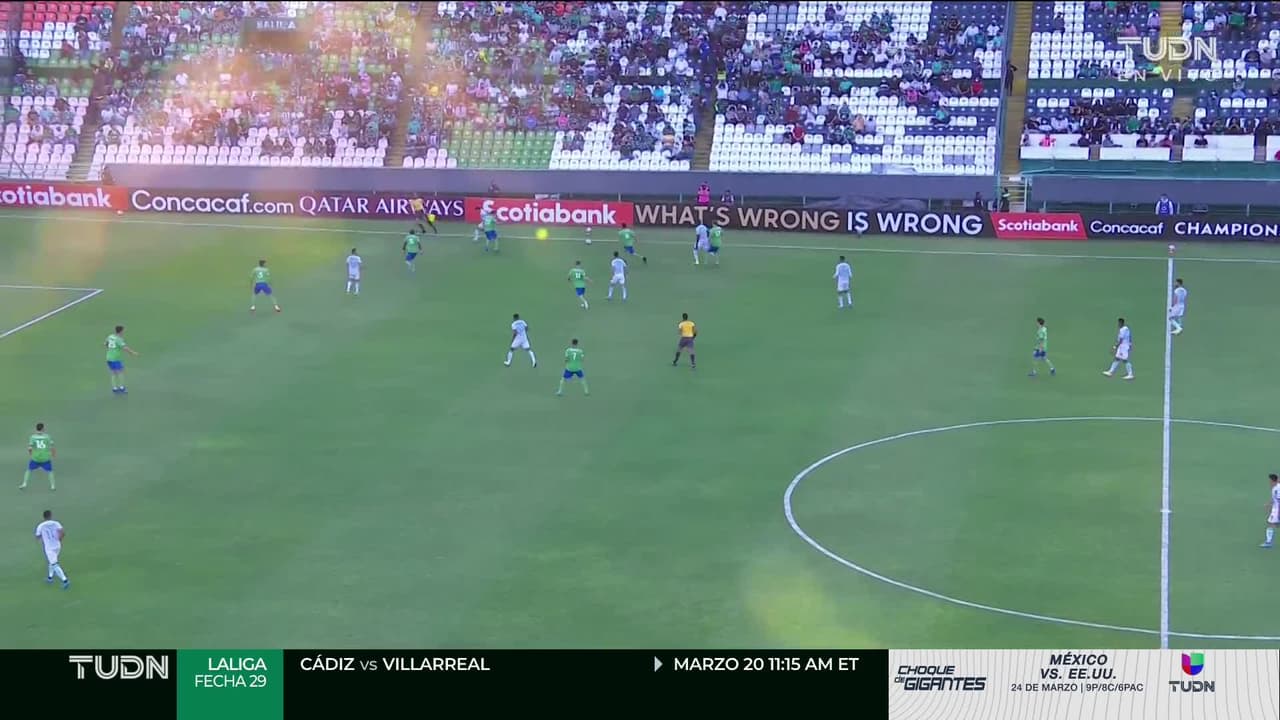 Arranca el partido y la pelota está en juego.