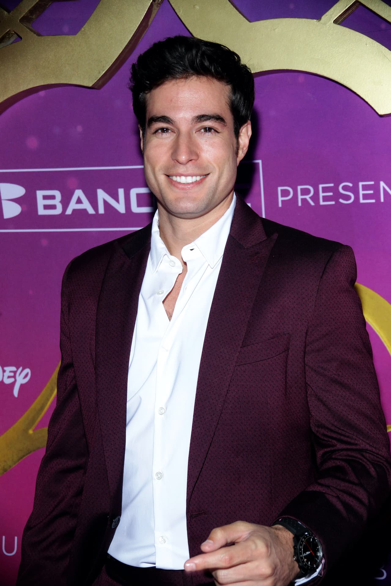 Además, dijo ser un hombre de familia, por lo que extraña convivir con sus padres y cuatro hermanos.
<br>
<br>