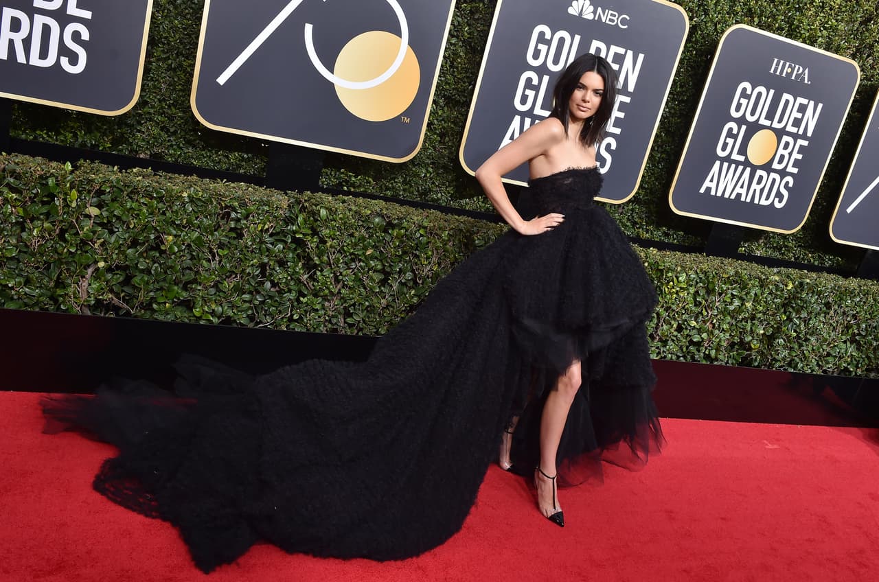 Y aunque han pasado 10 años de eso y ahora es una de las celebridades más importantes del mundo del entretenimiento, las críticas por sus problemas de piel no han parado. En enero de 2018, durante la entrega de lo Golden Globes, Kendall lució hermosa en un vestido negro con el que deslumbró a los presentes.