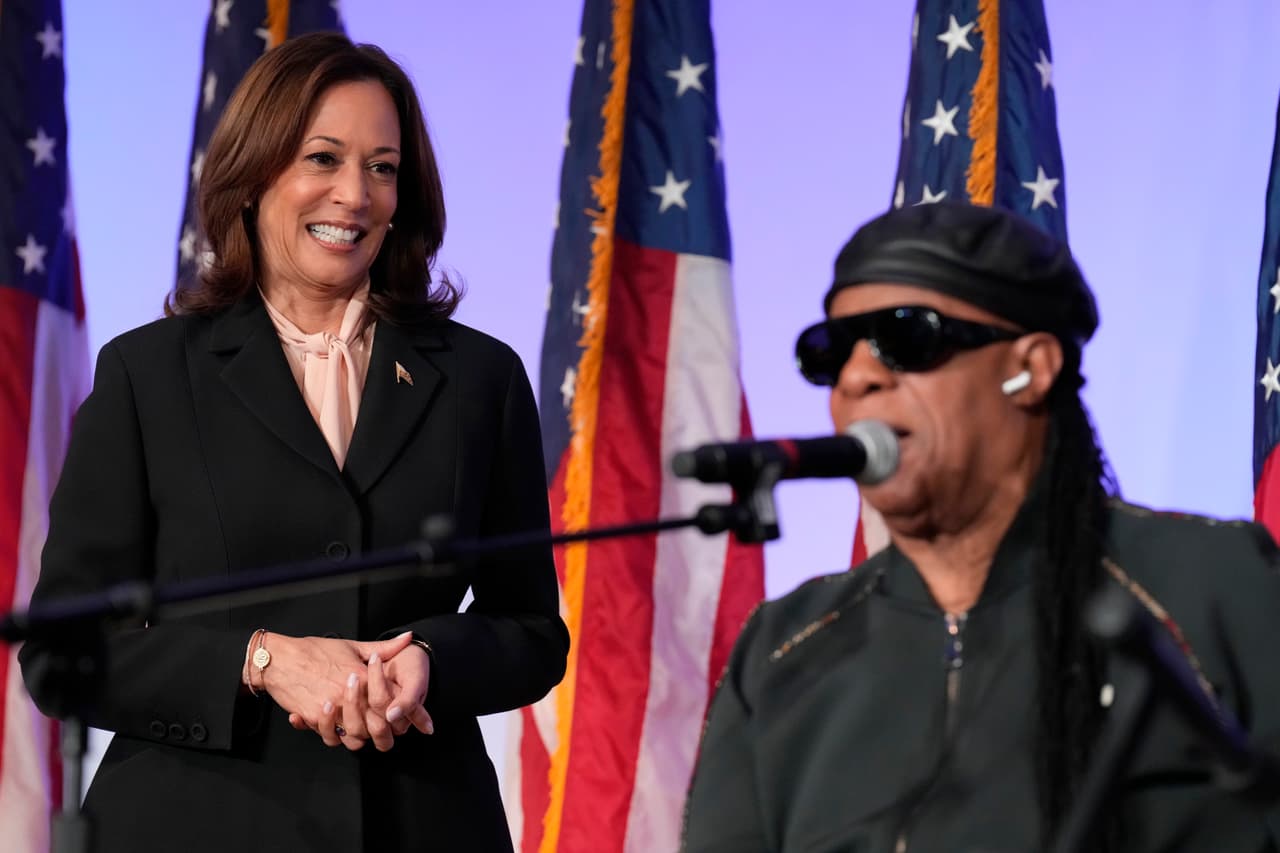 La candidata demócrata Kamala Harris mientras Stevie Wonder le canta 'Feliz cumpleaños' en una iglesia en Georgia.
